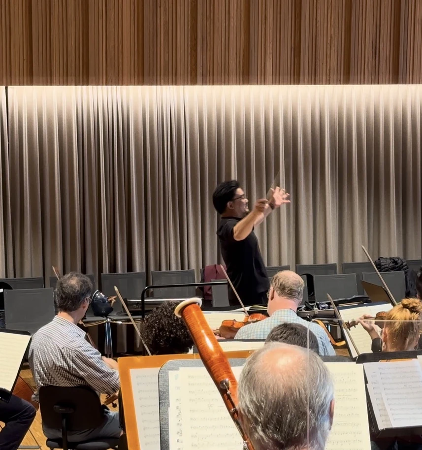Sungwook Kim conducting in an orchestral rehearsal