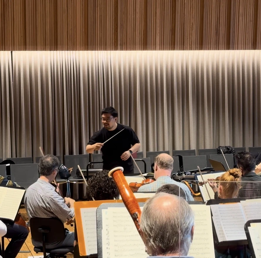 Sungwook Kim conducting in an orchestral rehearsal